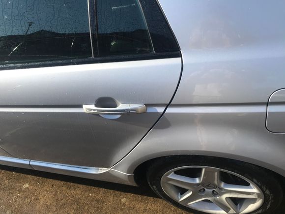 @Truongthe mentioned in the ad when selling this car that it was in a rear end collision. It is biased on the right side.

It was enough to widen the rear door gap on the left door.