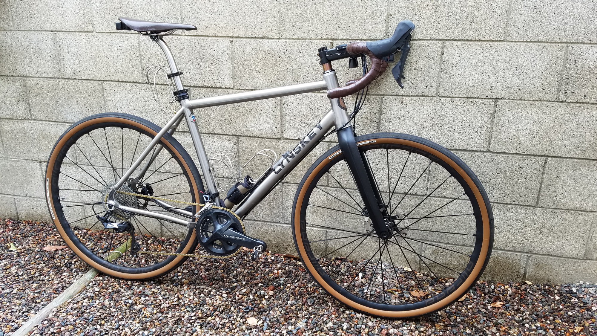 tan bicycle saddle