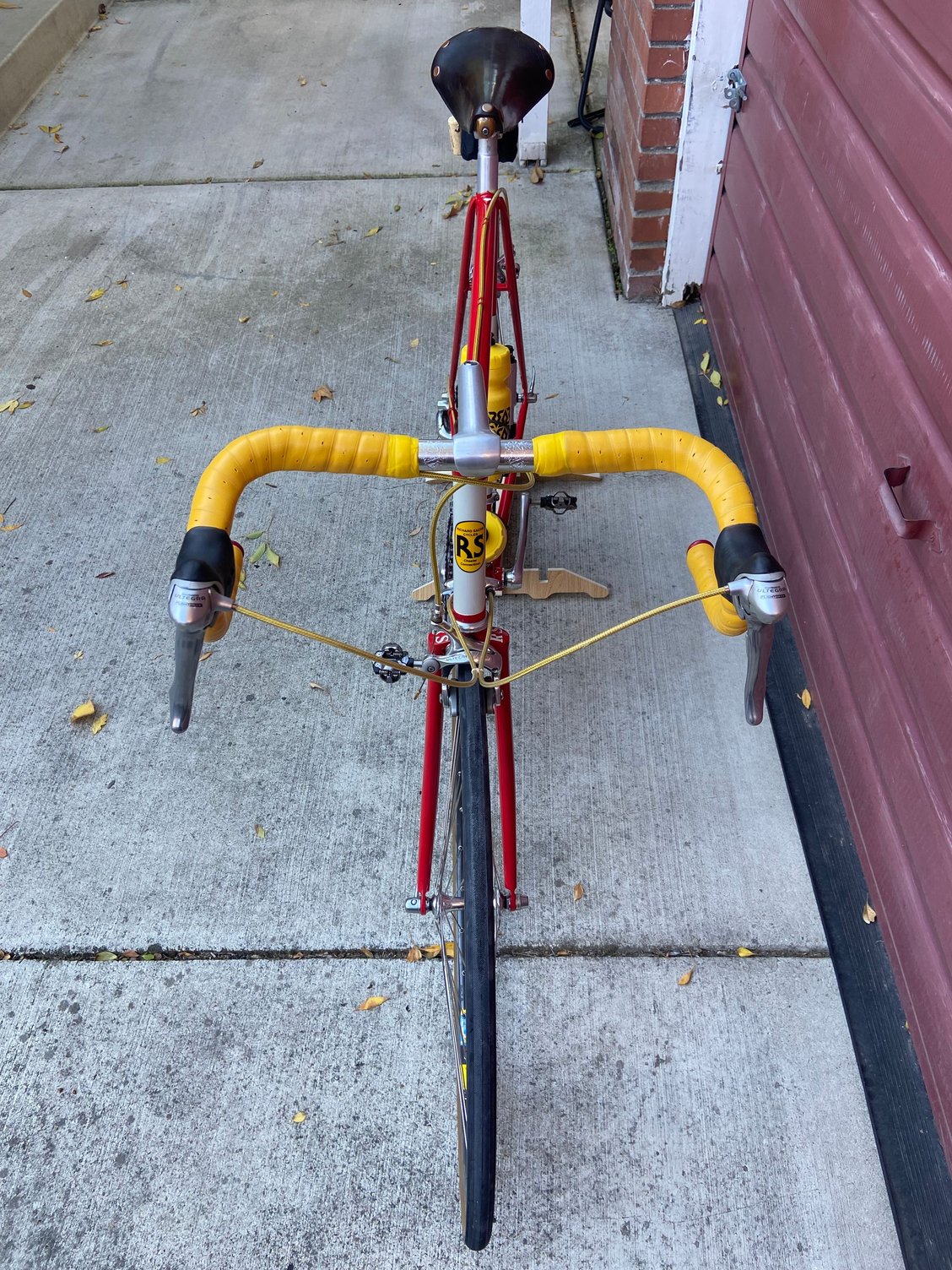 Nitto Randonneur bars and gel inserts under the tape make for a comfy, all-day rider. 