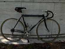 .
Next up is my ‘73 Speedwell Titalite. Technically, this is a 22” frame but it has a 53.9cm seat tube and 57.1cm top tube (ctc) per catalog sizing. The smaller triangle helps this flexy frame feel slightly less noodly.