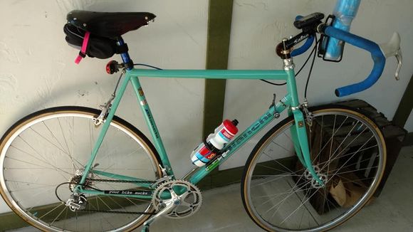 Terrible pic but the classic look of silver rimes and hemp sidewalls really make for a great looking bike, other changes since that '09 pic are blue seat pillar, Celeste pedals, Minoura handle bar mount cage and garmin.  