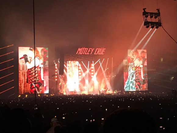 Motley Crue had a good stage set up
