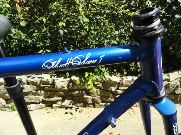 Our honor guest rider Othon's signature and the black non- discernable maker HS.  