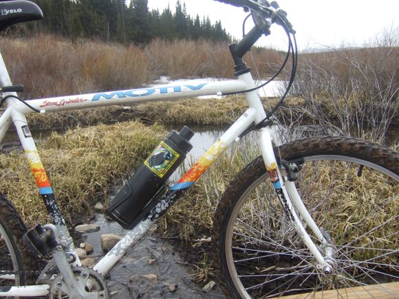 Had to have at least one unofficial sponsor promo sticker on the bike being a competition. So I went with Johny Cat Even in the End  on the bottle which actually goes pretty with the bike.