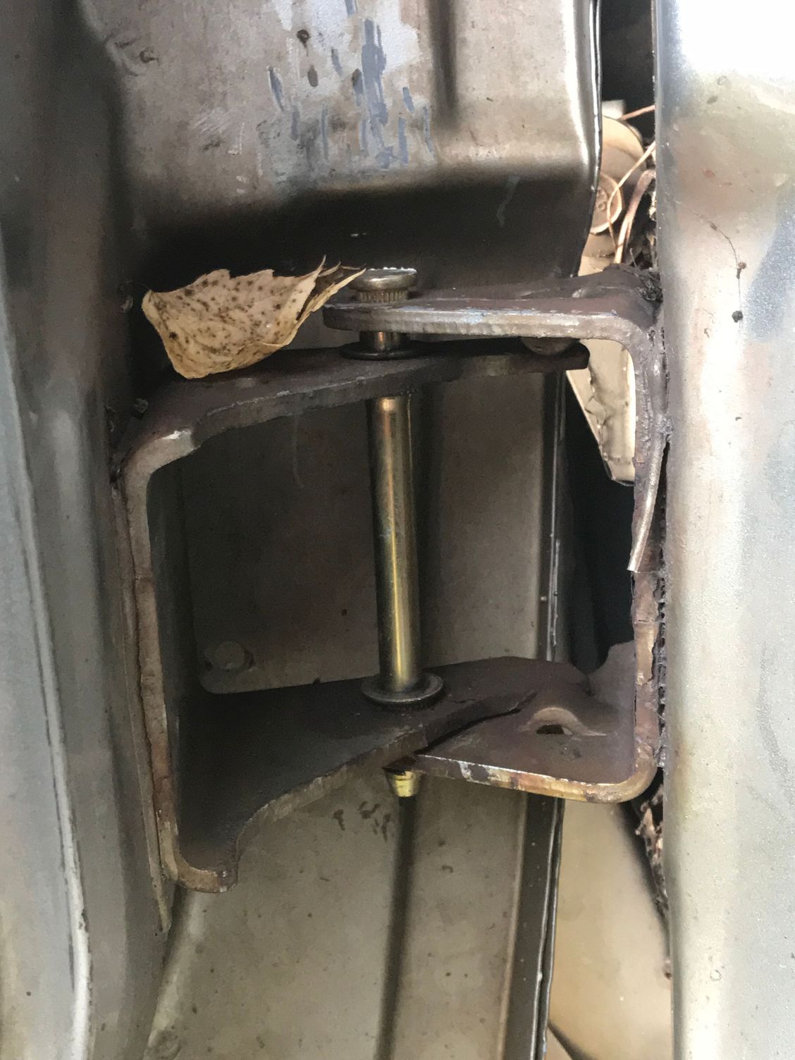 How do i best repair/replace a door hinge? - Blazer Forum ... How do i best repair/replace a door hinge? - Blazer Forum ...