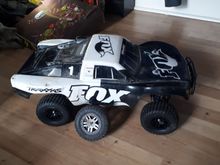 Slash 4x4, fox racing body, original chrome rims, aftermarket black rims and new tires.