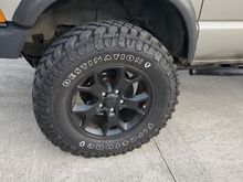 Wheels and tires mounted. To gain some more clearance I got a 2.5" lift installed and an add a leaf in the rear.