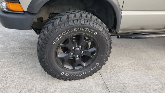 Wheels and tires mounted. To gain some more clearance I got a 2.5" lift installed and an add a leaf in the rear.