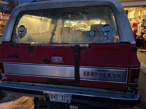 Das Tailgate is ready to crumble.