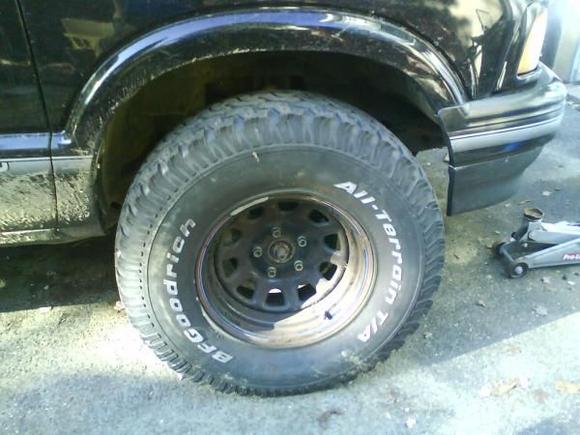 32x11.5 tire that came mounted on the rims someone was giving away, couldnt turn the wheel half a turn without rubbing... lol