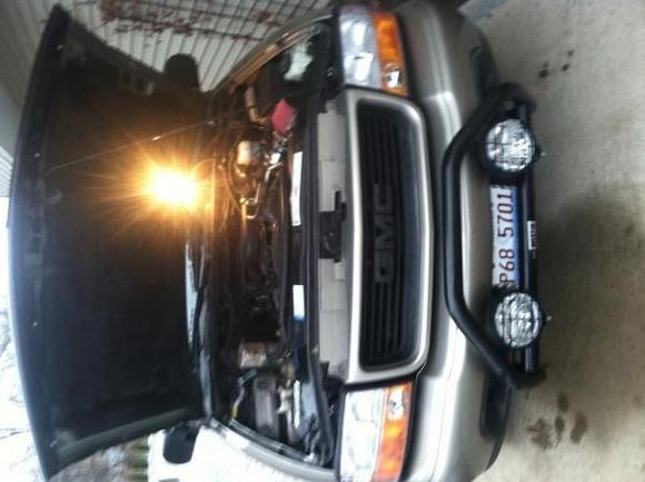 4.3l v6 vortec 137,000mil still runs good needs 
A air compressor working on getting that fixed 
Soon car is (2wd)