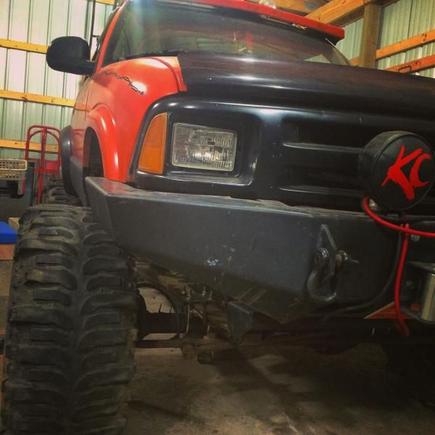 97 blazer 4.3 
Jeep waggy front d44 rear
Mitsubishi montero d44 rear axle
4.56 gears 35-14.50-15 Boggers
Winch bumper-9000lb trail fx winch 
Astro van steering box 
ORD sfa kit
