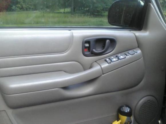 Black door handle bezels.