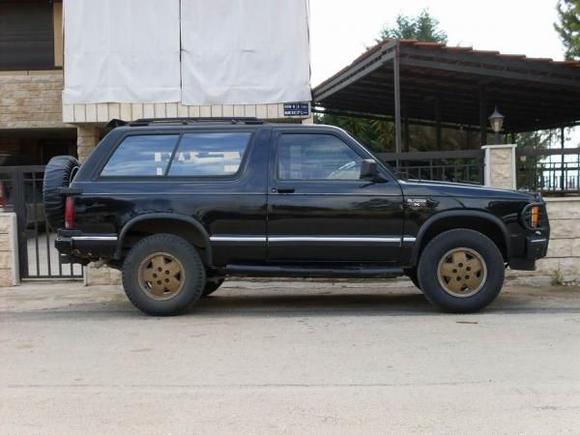 Wheels and side guards were golden, and it was registered as "Black and Golden", so I painted the guards in black and registered it as "Black". Will do the same with these ugly rims later.