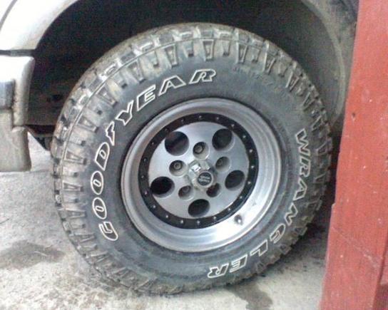 rims cleaned up and painted.....not to bad considering ive never done it before and im as far from a painter you can get