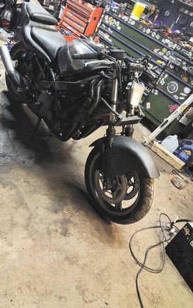 Sort of the streetfighter look i was testing thoughts on . Smaller digitical cluster and headlihhts i have signals mounted and tucked to the sides of the headlight housing 