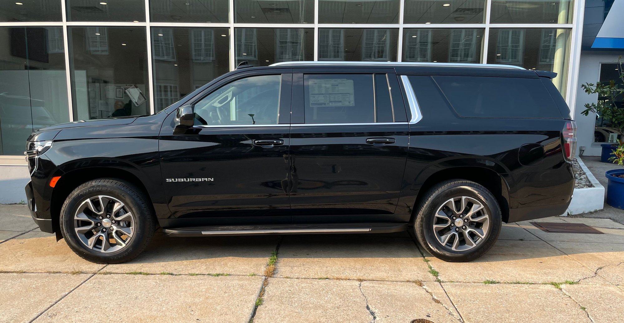 2021 Chevrolet Suburban - 2022 Suburban LT Available Immediately - New - VIN 1GNSKCKD9NR178911 - 10 Miles - 8 cyl - 4WD - Automatic - SUV - Black - Ardmore, PA 19003, United States