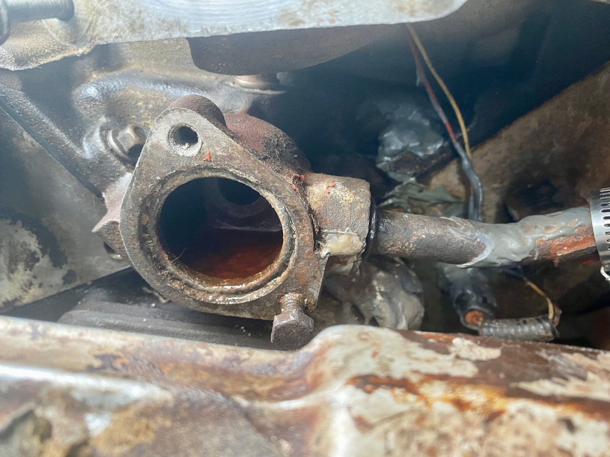 Better view of the pipe and the space created between. 