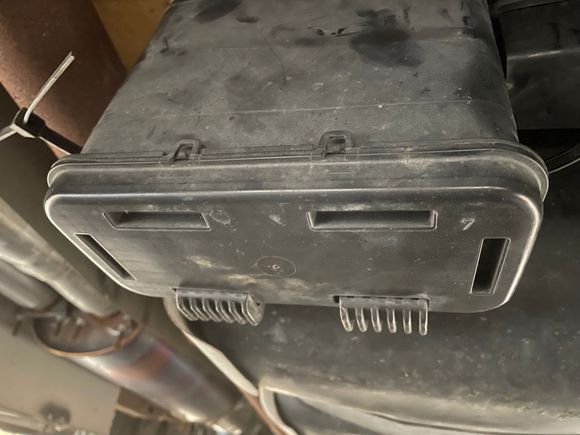 Bracket engaging pockets in canister