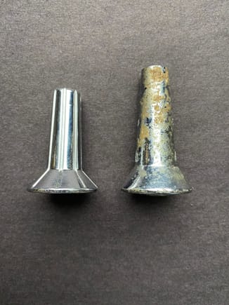 Knob on left is NOS for 1970; crusty knob on right is removed from the 1971 - ‘72 tilt shifter (image above).