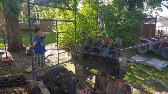 So didnt have a engine crane, so made a Ukrainian engine crane.