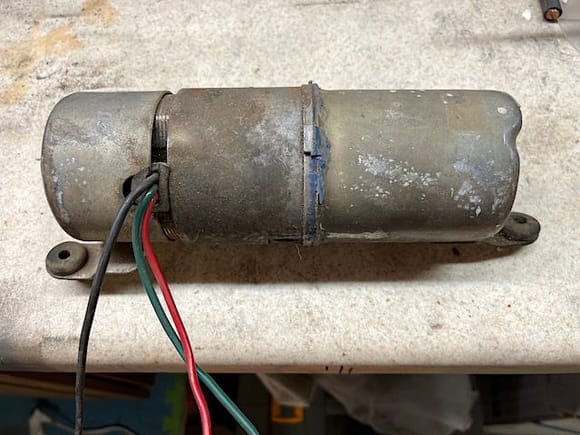 The pump motor is sealed together with silicone.