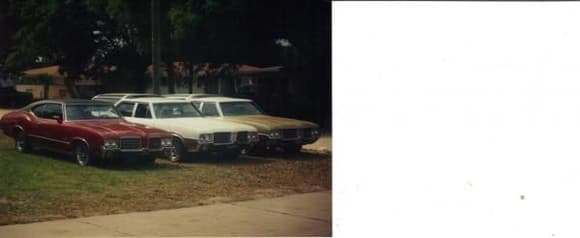 My front yard looking like a used car lot. The beige one is in the back yard mostly  disassembled . I had four Vistas, a 1969 Cutlass and the red '71, all drivers,except for the beige project car, all at the same time.