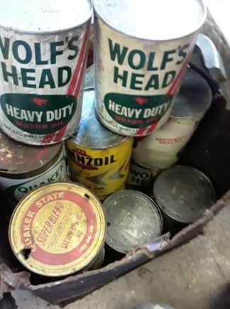 Old oil cans, most are unopened 