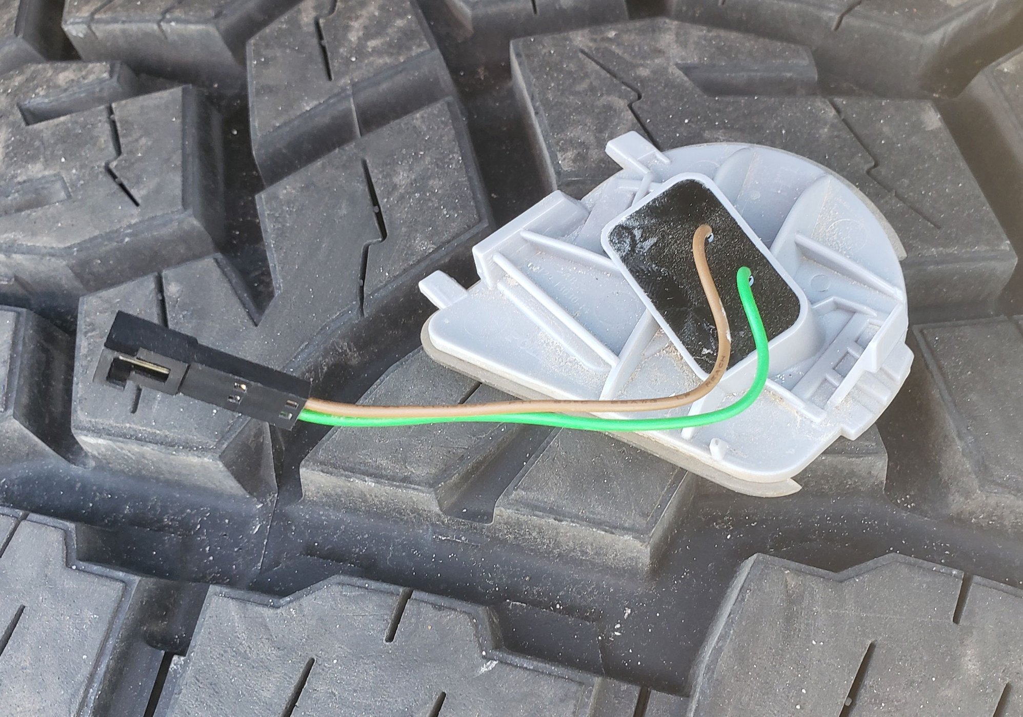 NonStandard wiring on tow mirror puddle light