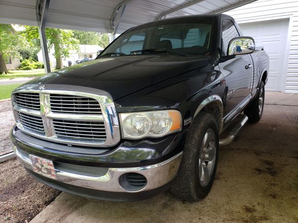 Chromed all-around trim.