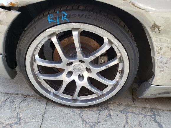 This RR will be replaced with a non damaged one if I buy they set.