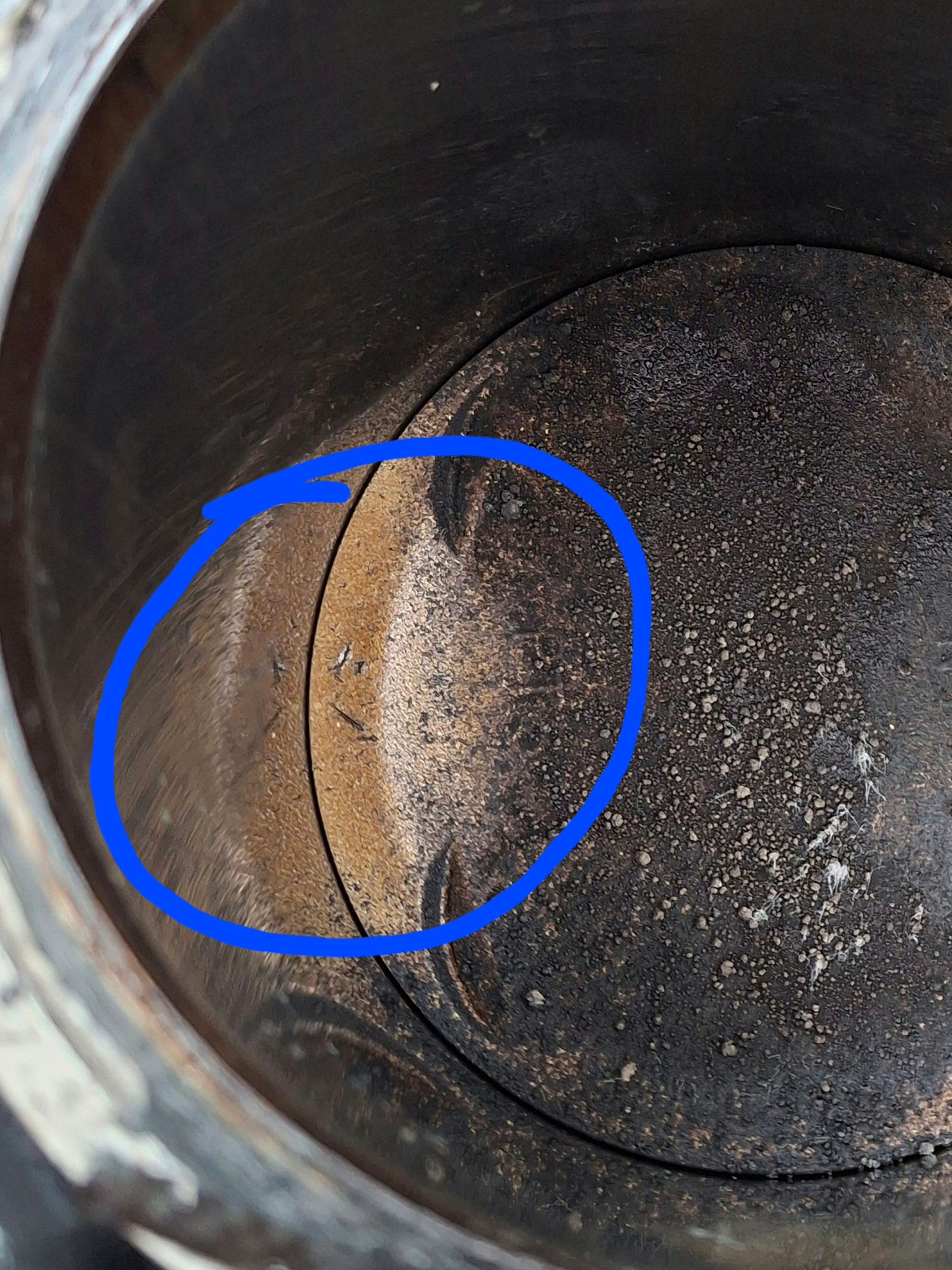Tiny crack in piston