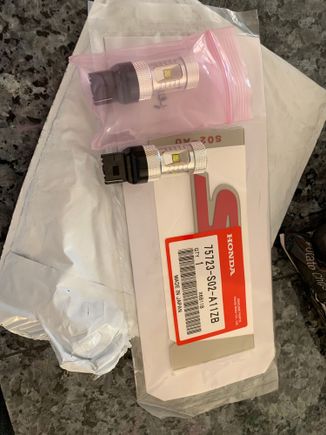 Friend gifted me these reverse LED’s :). Got an oem SI badge, as well as the  (oemness) DOHC vtec stickers (not shown). 