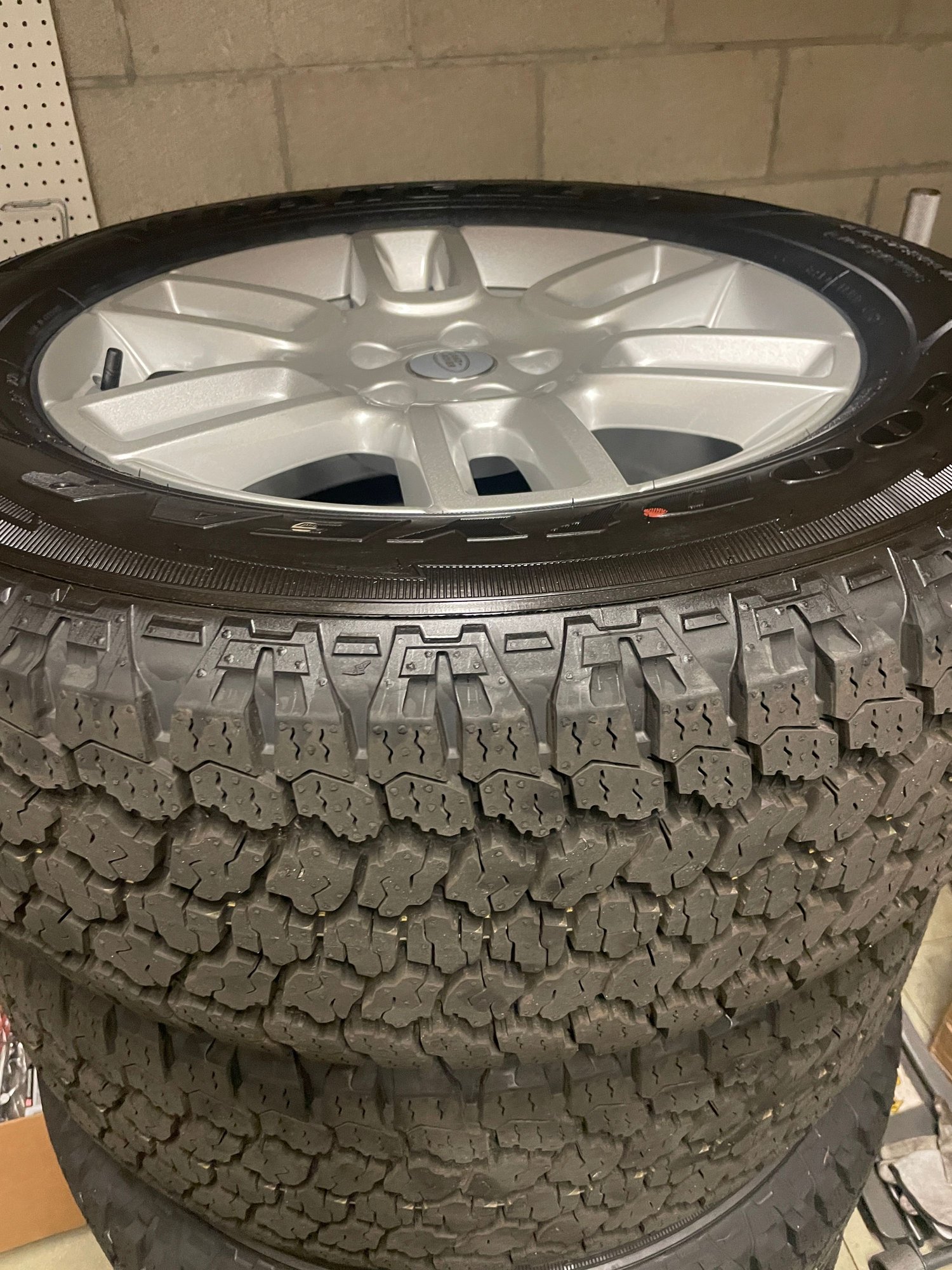 Wheels and Tires/Axles - 2022 wheels, tires with factory TPMS - New - 2020 to 2022 Land Rover Defender 110 - San Diego, CA 92101, United States