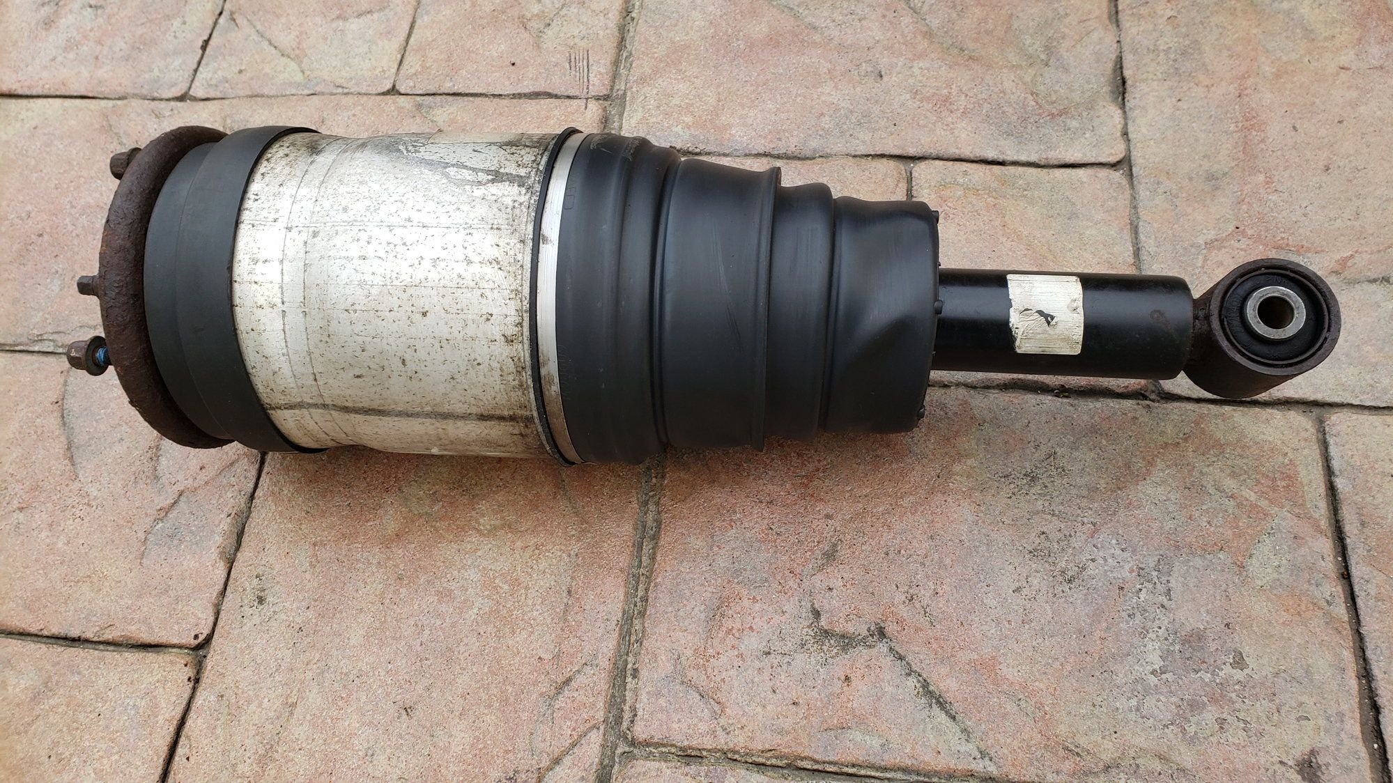 Steering/Suspension - LR3 Rear Strut/Air Spring Assembly - Used - 2005 to 2016 Land Rover LR3 - 2010 to 2016 Land Rover LR4 - 2003 to 2012 Land Rover Range Rover - Orchard Park, NY 14127, United States