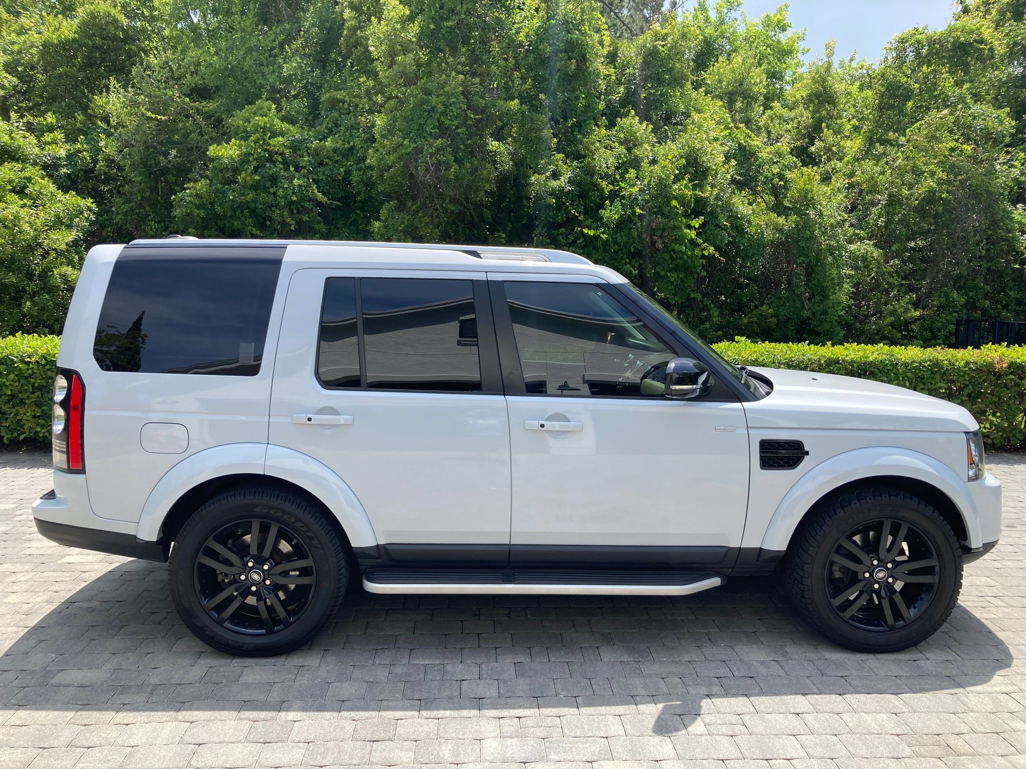 2016 Land Rover LR4 - 2016 Land Rover LR4 Landmark Edition - Used - VIN Salak2v64ga841582 - 72,834 Miles - 8 cyl - 4WD - Automatic - SUV - White - Jacksonville, FL 32224, United States