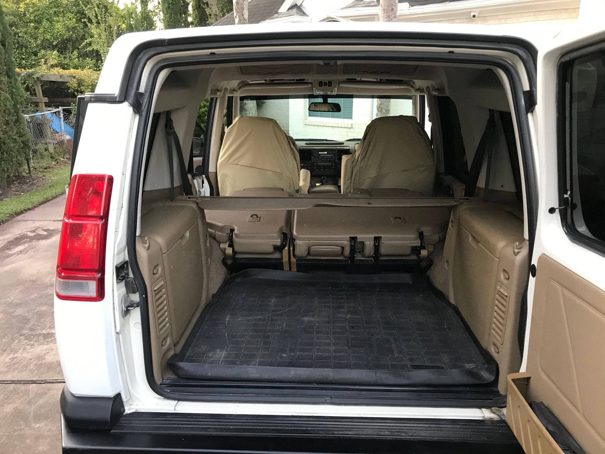 2002 Land Rover Discovery - Running Strong & Cool!!!! 2002 Discovery SE II Best Offer - Used - VIN SALTY12412A742781 - 248,774 Miles - 8 cyl - AWD - Automatic - SUV - White - Houston, TX 77496, United States