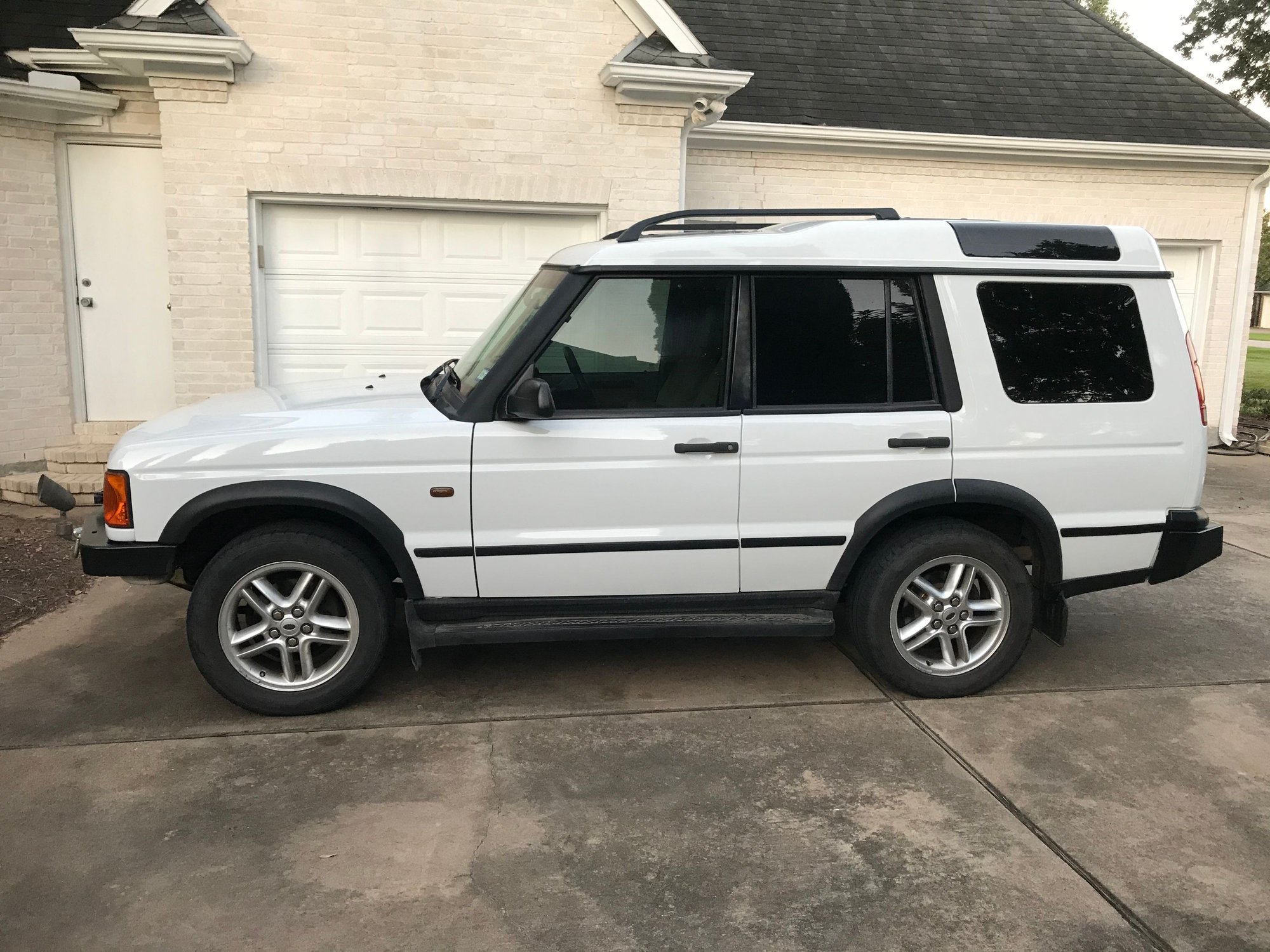 2002 Land Rover Discovery - Running Strong & Cool!!!! 2002 Discovery SE II Best Offer - Used - VIN SALTY12412A742781 - 248,774 Miles - 8 cyl - AWD - Automatic - SUV - White - Houston, TX 77496, United States