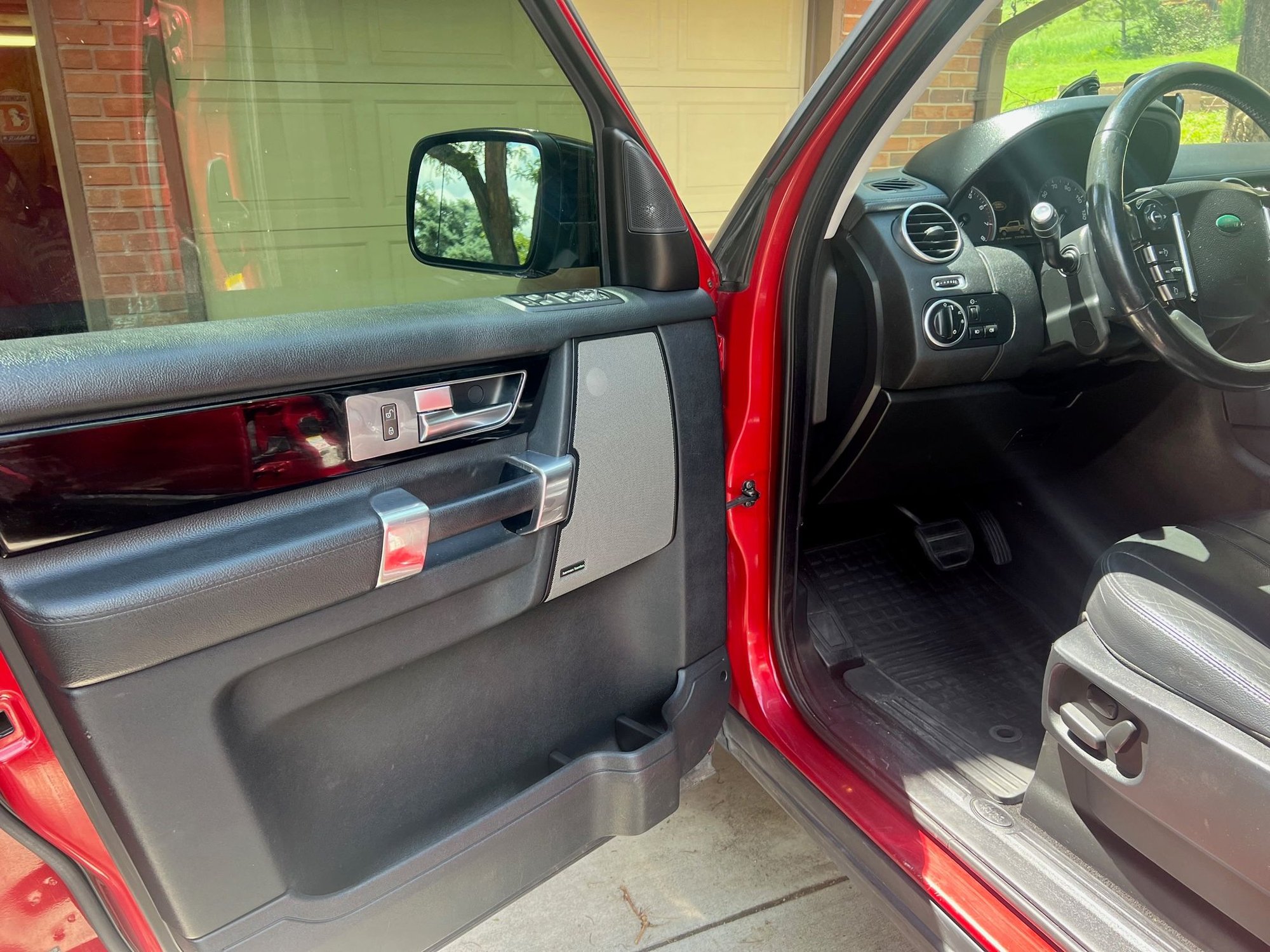 2013 Land Rover LR4 - Beautiful 2013 LR4 Firenze Red - Used - VIN SALAG2D41DA694618 - 8 cyl - 4WD - Automatic - SUV - Red - Colorado Springs, CO 80919, United States