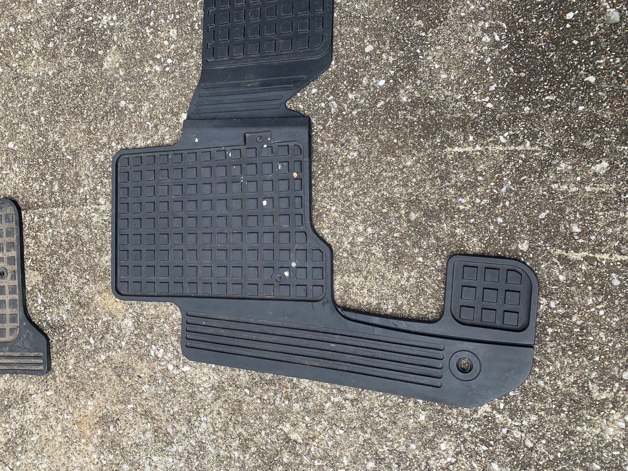 Accessories - LR4 Rubber OEM Mats - Used - 2010 to 2016 Land Rover LR4 - Winchester, KY 40391, United States