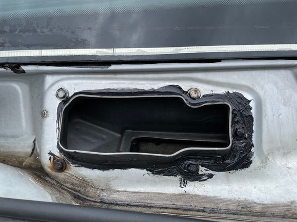 Air Intake is it supposed to have a cover ? 