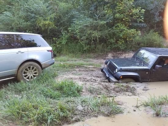 Range Rover L405 with 33 inch tires pulling jeep out of the mud