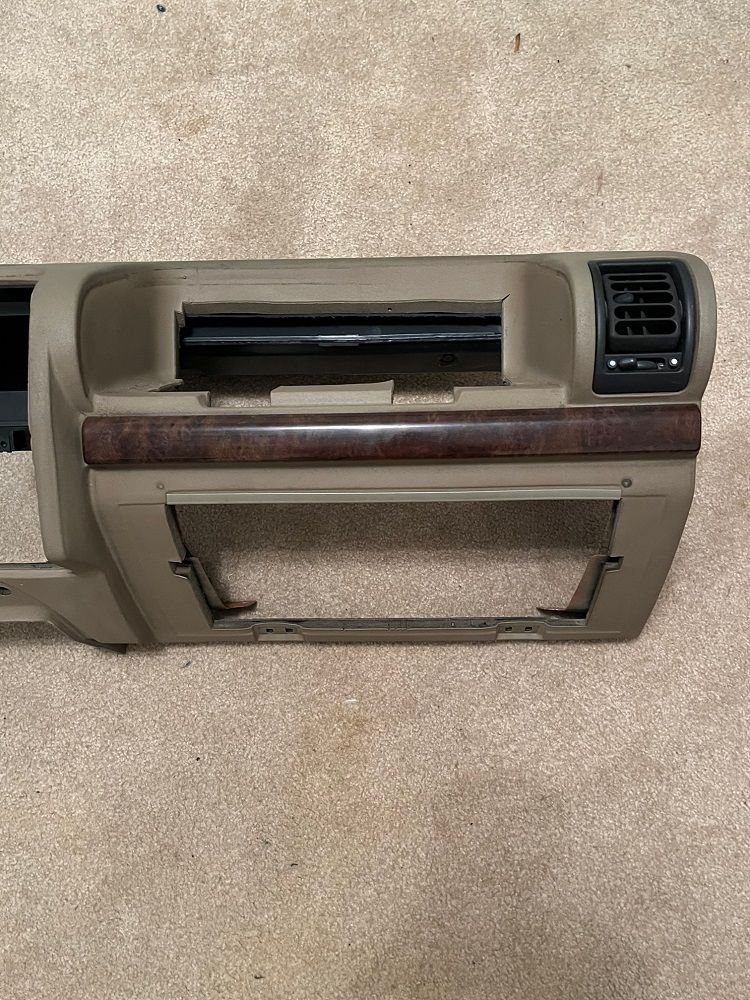 Interior/Upholstery - Discovery 2 Dashboard. No Cracks or Warping - Used - 0  All Models - Athol, MA 01331, United States