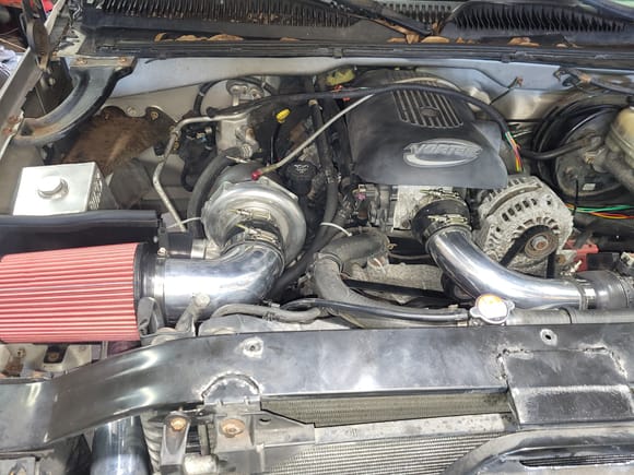 Looking pretty. We reused the cold air intake airbox woth some cutting and massaging so the Huronspeed air filter tucks in there to block the heat.