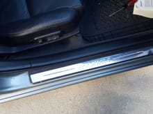 Maxima sign on side skirt