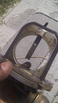 (3) I unbolted the VIAS/Actuator and pulled it out to discover what i had already suspected to be a broken part. As you can see, the plate and two screws are also missing. Not good. ..building a good case for my lifter tick hmmmmmmm