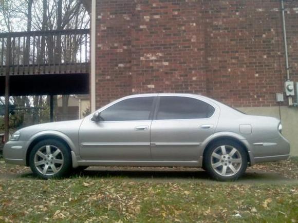 5% tint all around, OEM Spoiler(getting painted) and 07 350z rimz(needs tires)