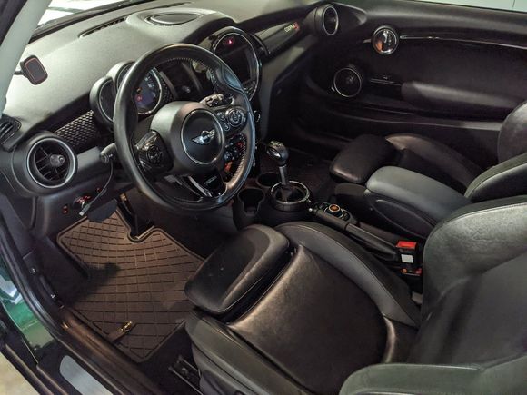 Sport Seats with Carbon Fiber Accents,