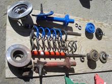 Original struts were updated volvo 240 4-pot calibers, schocks and upper bearings. Discs changed fírst 265 and later 288mm.