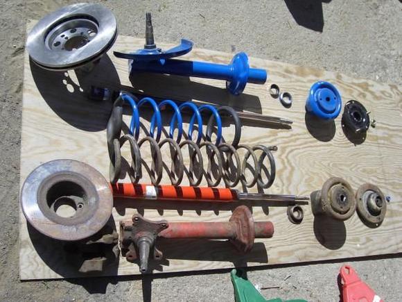 Original struts were updated volvo 240 4-pot calibers, schocks and upper bearings. Discs changed fírst 265 and later 288mm.